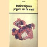 Textiele figuren poppen aan de wand door Kea Tan