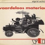 Waardeloos materiaal door Sigrid Schütze