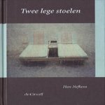 Twee lege stoelen door Han Nefkens