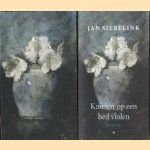 Knielen op een bed violen door Jan Siebelink