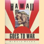 Hawaii Goes to War. Life in Hawaii from Pearl Harbor to Peace door DeSoto Brown