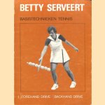 Betty serveert. Tennis instructie methode deel 1: Forehand drive (lange rechterslag); backhand drive (lange linkerslag) door J.A. Arends e.a.