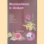 Bloemmotieven in kloskant door J.J. Vandenhorst