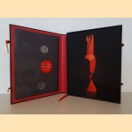 The Singing Bones *with SIGNED artprints* door Shaun Tan