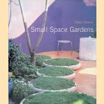 Small Space Gardens door David Stevens