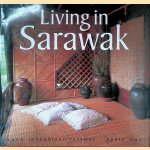 Living in Sarawak door Luca Invernizzi Tettoni e.a.