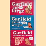 Garfield at Large: his first book; Garfield gains weight: his second book; Garfield 1982 desk calendar (3 volumes) door Jim Davis