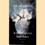 Knielen op een bed violen door Jan Siebelink