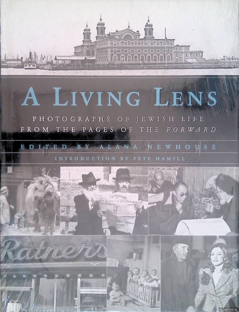 Newhouse, Alana (Editor) & Pete Hamill (Introduction) - A Living Lens: Photographs of Jewish Life from the Pages of the Forward